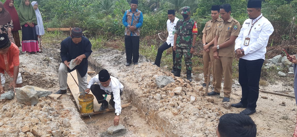 Peletakan batu pertama Masjid At-Taqwa Desa Apung & monitoring pelaksanaan pemungutan suara BPD 
